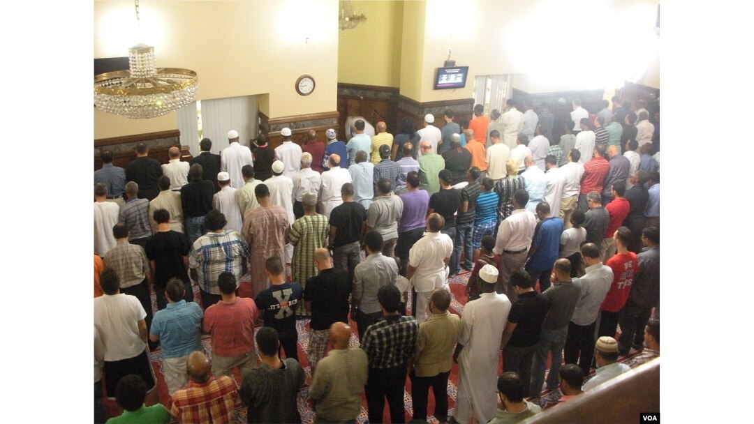 Men gather for prayer on the first day of Ramadan at the Dar Al-Hijrah Islamic Center in Falls Church, Virginia. (VOA/J. Taboh)