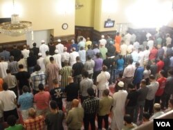 Men gather for prayer on the first day of Ramadan at the Dar Al-Hijrah Islamic Center in Falls Church, Virginia. (VOA/J. Taboh)
