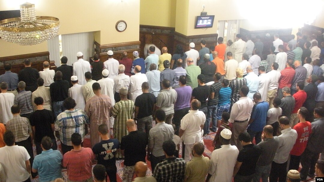 Men gather for prayer on the first day of Ramadan at the Dar Al-Hijrah Islamic Center in Falls Church, Virginia. (Julie Taboh/VOA)