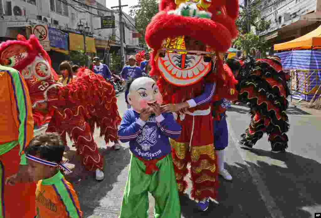 Thai school boys celebrate King Bhumibol Adulyadej's 86th birthday, in Bangkok, Dec. 5, 2013. 