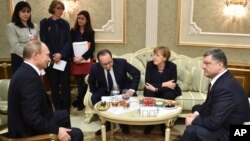 Dari kiri Presiden Vladimir Putin, Presiden Francois Hollande, Kanselir Angela Merkel, dan Presiden Petro Poroshenko bersiap melakukan pembicaraan di Minsk, Belarusia (11/2).