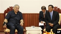 Cambodian Prime Minister Hun Sen, right, talks with U.S. Congressman Eni Faleomavaega, left, during a meeting in Phnom Penh, Cambodia, Jan. 7, 2010. Faleomavaega will oversee the hearing.