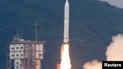 Peluncuran roket Epsilon Jepang dari pusat antariksa Uchinoura di Kimotsuki, Kagoshima (foto: Kyodo). Jepang berhasil meluncurkan roket Epsilon-2 yang berbahan bakar padat pada Selasa (20/12).