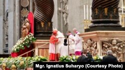 Upacara penobatan Uskup Agung Jakarta Mgr. Ignatius Suharyo oleh Paus Fransiskus di Vatikan, Italia, Sabtu, 5 Oktober 2019. (Foto: Mgr. Ignatius Suharyo)