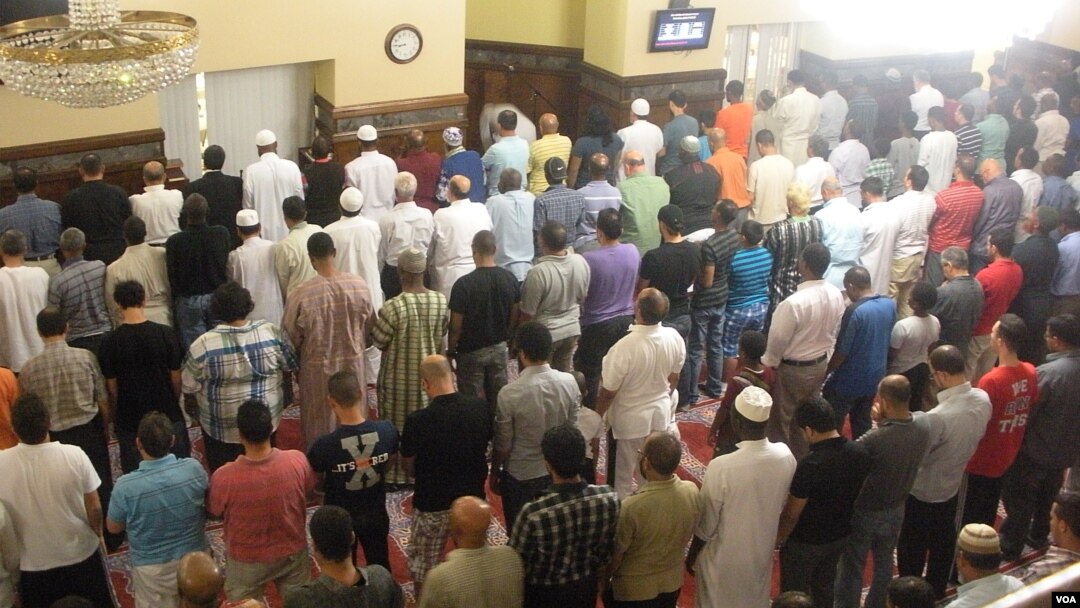 FILE - Men gather for prayer on the first day of Ramadan at the Dar Al-Hijrah Islamic Center in Falls Church, Virginia, in 2013. (VOA/J. Taboh) 