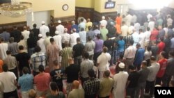 FILE - Men gather for prayer on the first day of Ramadan at the Dar Al-Hijrah Islamic Center in Falls Church, Virginia, in 2013. (VOA/J. Taboh) 