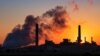 Siluet pembangkit listrik tenaga batu bara di Glenrock, Wyoming, 27 Juli 2018. (Foto: AP)