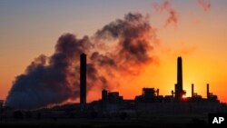 Siluet pembangkit listrik tenaga batu bara di Glenrock, Wyoming, 27 Juli 2018. (Foto: AP)