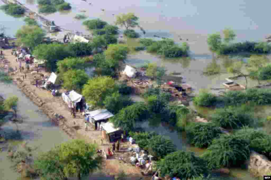 For the third consecutive year, monsoon floods hit Pakistan's Sindh and Balochistan provinces, damaging more than 450,000 hectares of agricultural land. Almost 400,000 houses were partially or completely destroyed, September 2012. (Jean-Luc Siblot)