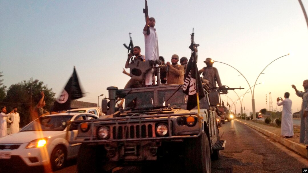 Militan ISIS melakukan parade di Mosul, Irak, 23 Juni 2014 (foto: dok).