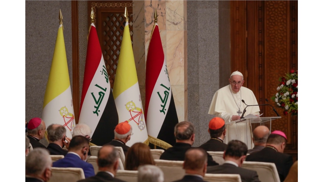 Paus Fransiskus menyampaikan sambutan di Istana Kepresidenan Irak di Baghdad, Jumat, 5 Maret 2021.