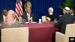Presiden AS Barack Obama berdiskusi dengan para tokoh muslim di masjid Al-Rahmah - Islamic Society of Baltimore, Rabu (3/2).