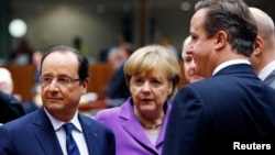 Presiden Perancis, Francois Hollande (kiri), Kanselir Jerman Angela Merkel dan PM Inggris David Cameron menghadiri pertemuan Uni Eropa di Brussels, Belgia (25/10). 