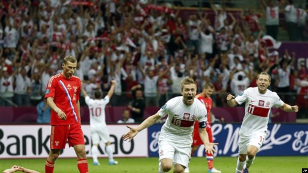 Pemain Polandia, Jakub Blaszczykowski (18) merayakan gol balasan ke gawang Rusia disaksikan rekannya Rafal Murawski (11) dalam pertandingan Euro 2012 di Warsawa (12/6).