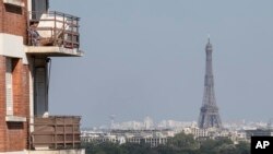 También la Torre Eiffel en París puede observarse con toda claridad en esta foto tomada el 22 de abril de 2020.