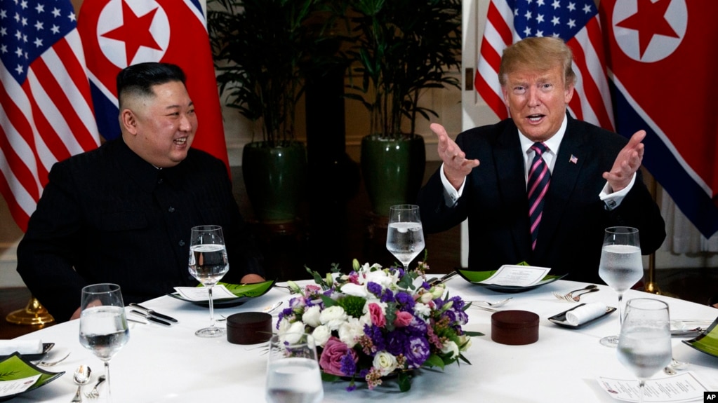 Tổng thống Hoa Kỳ Donald Trump (phải) chuẩn bị dùng bữa tối cùng lãnh đạo Triều Tiên Kim Jong Un ngày 27/2/2019.