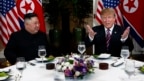 Tổng thống Hoa Kỳ Donald Trump (phải) chuẩn bị dùng bữa tối cùng lãnh đạo Triều Tiên Kim Jong Un ngày 27/2/2019.