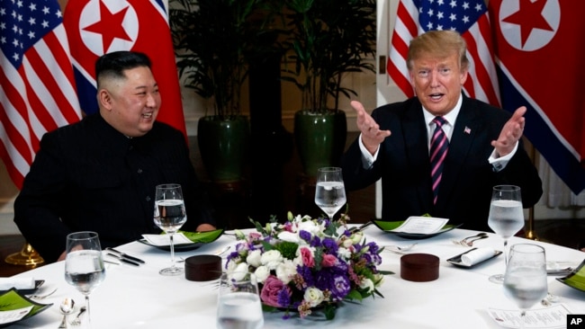 Tổng thống Hoa Kỳ Donald Trump (phải) chuẩn bị dùng bữa tối cùng lãnh đạo Triều Tiên Kim Jong Un ngày 27/2/2019.