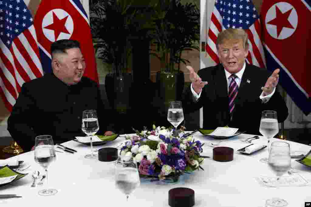 도널드 트럼프 미국 대통령과 김정은 북한 국무위원장이 베트남 하노이의 메트로폴 호텔에서 만나 저녁 만찬을 하고 있다.