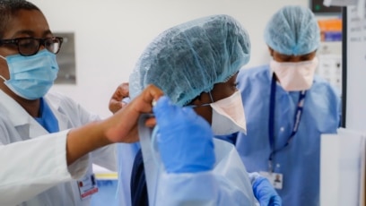 Nhân viên y tế chuẩn bị làm việc trong phòng cấp cứu tại một bệnh viện ở New York.