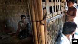 Rorbiza 17 tuổi, ngồi trong một căn nhà ở Dapaing, Bắc Sittwe, bang Rakhine ở phía tây Myanmar sau khi trốn thoát khỏi một chiếc thuyền buôn người.