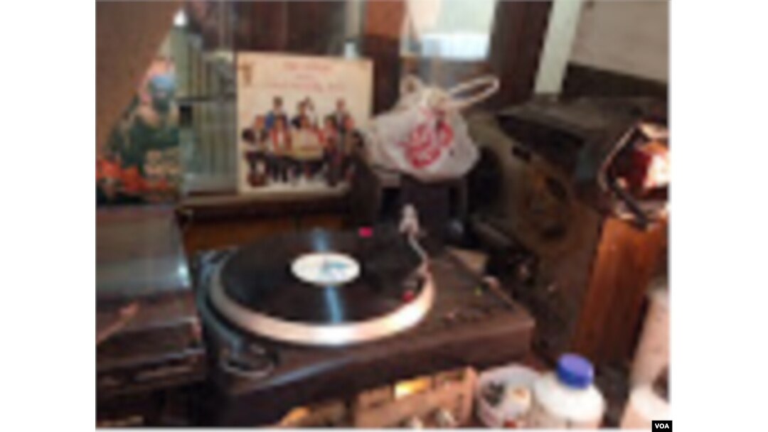 A record spins on a turntable at Melodica music store in downtown Nairobi. (VOA / G. Joselow)