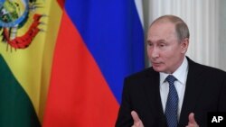 Trong một cuộc phỏng vấn với nhà làm phim người Mỹ Oliver Stone, Tổng thống Nga Vladimir Putin cũng nói rằng bất kì người nào bị cáo buộc là tin tặc Nga vẫn không thể nào ảnh hưởng đến kết quả bỏ phiếu.