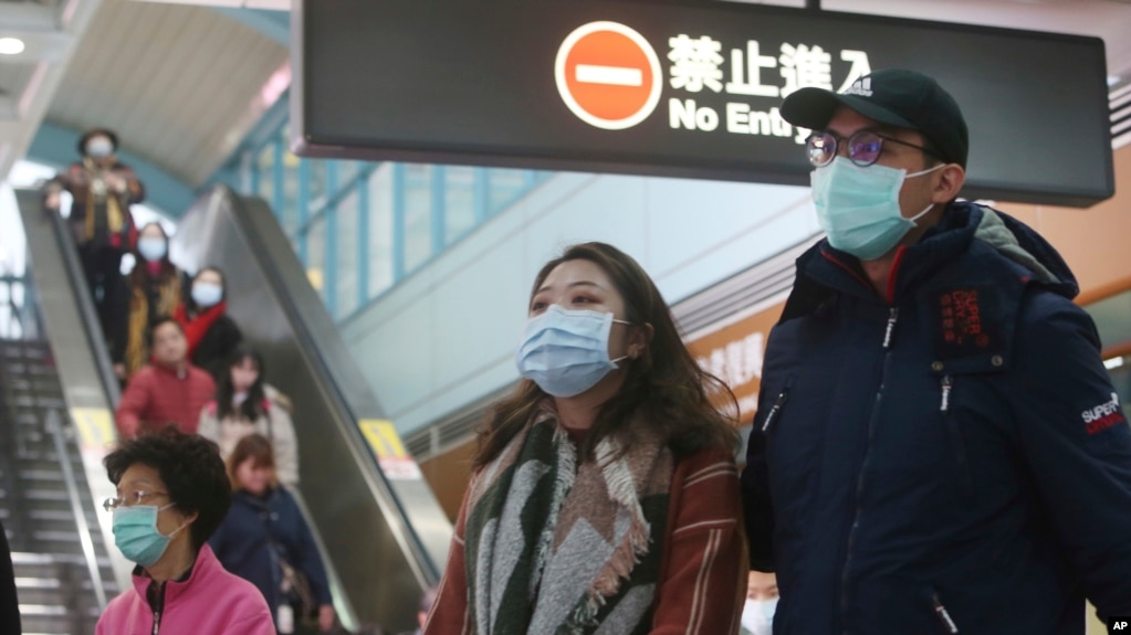 台湾台北市民在捷运车站里戴着口罩。(2020年1月28日)