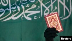 Bài học về thư pháp tiếng Ả rập ở một học khu bang Virginia có nội dung: "Không có thượng đế nào ngoài Allah và Muhammad là sứ giả của Allah". Thông điệp này được nhìn thấy trên một biểu ngữ ở Sanaa, Yemen, năm 2008.