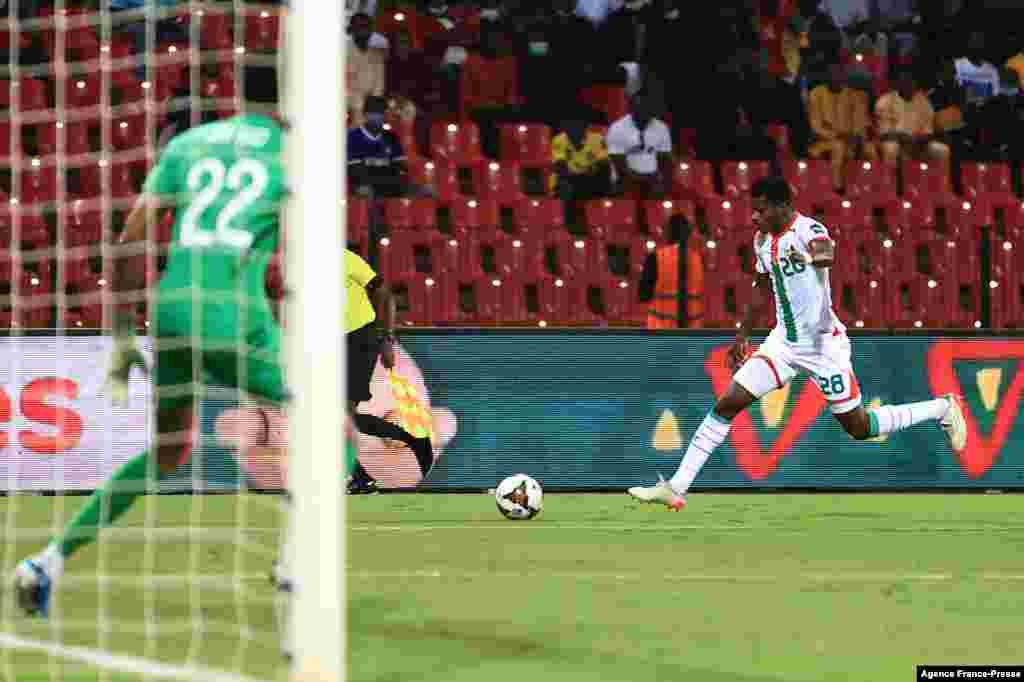Burkina Faso&#39;s forward Dango Ouattara drives the ball during the match againts Tunisia in Cameroon, Jan. 29. 2022.