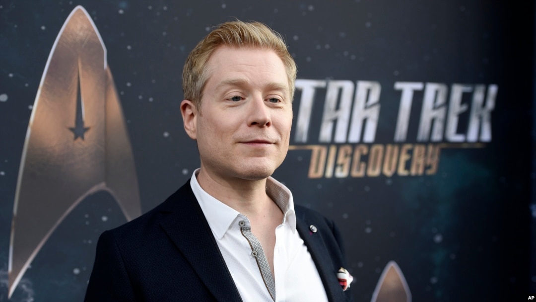 Aktor Anthony Rapp, pemeran dalam serial televisi "Star Trek: Discovery," berpose di karpet merah dalam acara peluncuran seri terbaru dari serial tersebut di Los Angeles, pada 19 September 2017. (Foto: Chris Pizzello/Invision/AP, File)