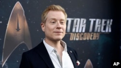 Aktor Anthony Rapp, pemeran dalam serial televisi "Star Trek: Discovery," berpose di karpet merah dalam acara peluncuran seri terbaru dari serial tersebut di Los Angeles, pada 19 September 2017. (Foto: Chris Pizzello/Invision/AP, File)