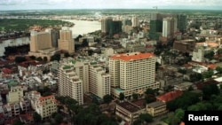 Distrik pusat bisnis dan ekonomi, kawasan selatan Vietnam, Ho Chi Minh City, terlihat dengan latar belakang Sungai Saigon, dalam foto yang diambil tanggal 27 Juli 1998 ini. Kota ini telah mengalami perubahan pesat dalam kurun dua puluh tahun terakhir. (Foto: dok).
