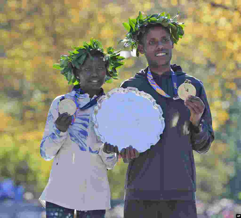 Финалисты марафона Мэри Кейтани из Кении (слева) и Лелиса Дезиса из Эфиопии (AP Photo / Seth Wenig)