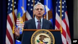 El fiscal general de los Estados Unidos, Merrick Garland, habla en el Departamento de Justicia en Washington, el 5 de enero de 2022, antes del primer aniversario del ataque al Capitolio de los Estados Unidos por partidarios del entonces presidente Donald Trump.