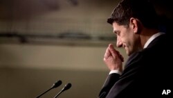 El presidente de la Cámara de Representantes, Paul Ryan, de Wis. Hace una pausa durante una conferencia de prensa en el Capitolio en Washington, el 24 de marzo de 2017. 