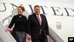 Waziri wa mambo ya nchi za nje wa Marekani Mike Pompeo na mkewe Susan wakiwasili Dakar, Senegal