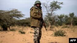 Un soldat malien patrouille à Konna, Mali, 27 janvier 2013.