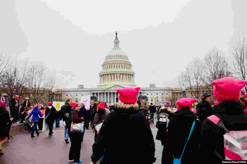 Les manifestantes passent devant le Congrès pour aller au Mall, à Capitoll Hill, Washington DC, le 21 janvier 2017. (VOA/Nastasia Peteuil)