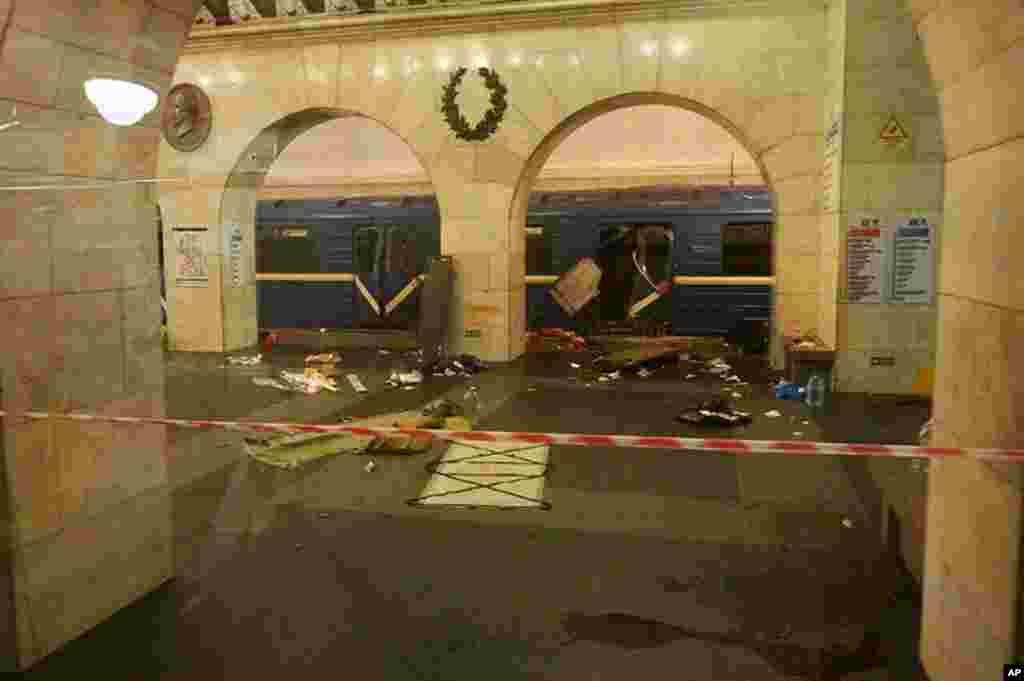 Carruagem do metro que foi atingida na estação de Tekhnologichesky Institut em São Petersburgo, Russia, Abril 3, 2017.