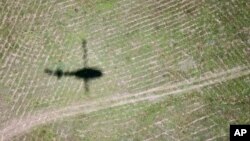 ‘휴이’로 불리는 베트남 군 헬리콥터의 그림자를 상공에서 촬영한 모습. (자료사진)