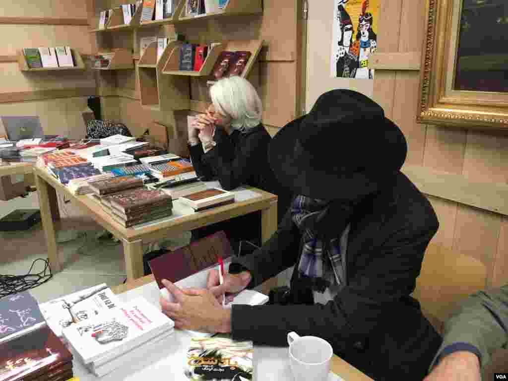 مانا نیستانی در حال امضا تازه ترین کتاب اش &laquo;ملاقات با آقای عنکبوت&raquo;. 