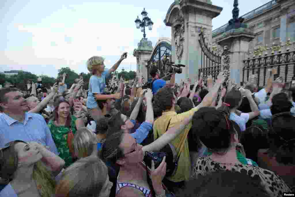 Frente al Palacio de Buckingham la multitud se agolpó para ver el certificado oficial de nacimiento del príncope de Cambridge.