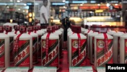 中国辽宁沈阳市一家超市陈列的茅台酒。（2012年8月8日）