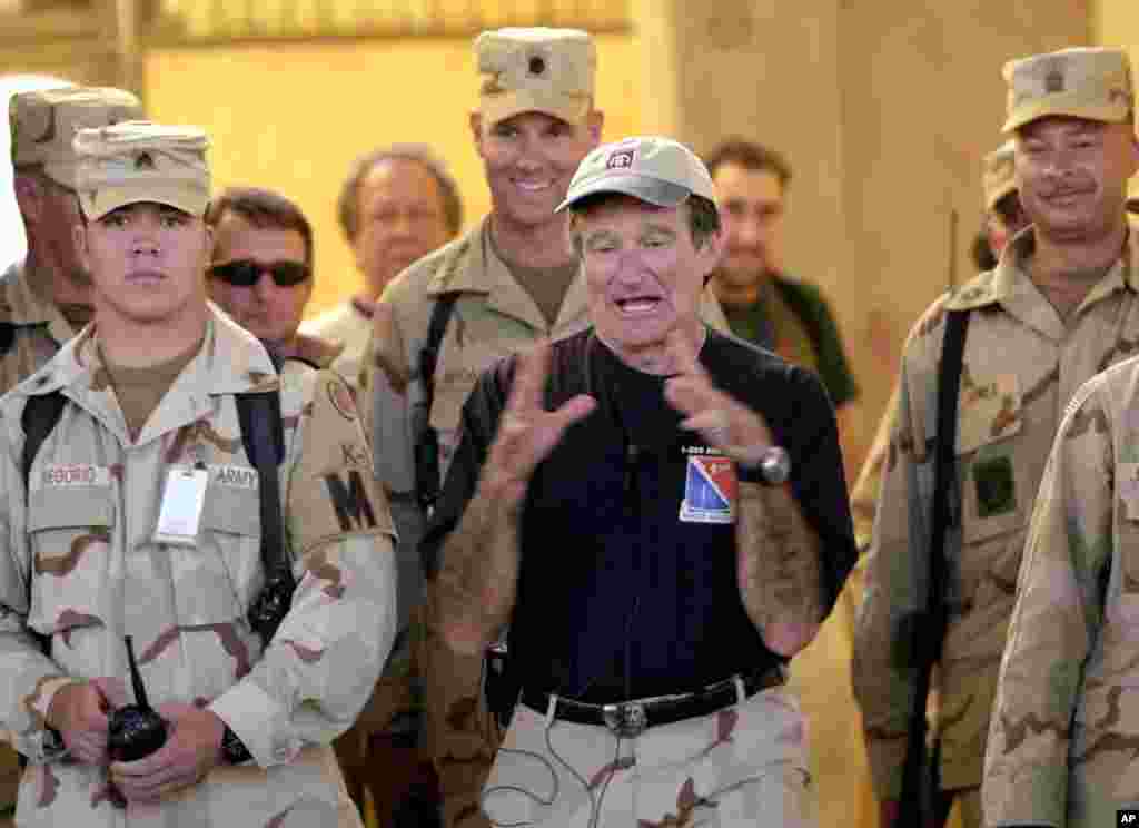 En 2002 el actor y comediante Robin Williams, centro, visitó a las tropas estadounidenses en Afganistán.&nbsp; &nbsp;