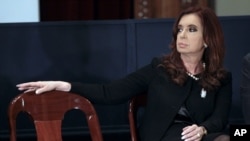 Investigan a empresarios amigos y socios del ex presidente Néstor Kirchner y de la actual mandataria, su viuda Cristina Fernández.
