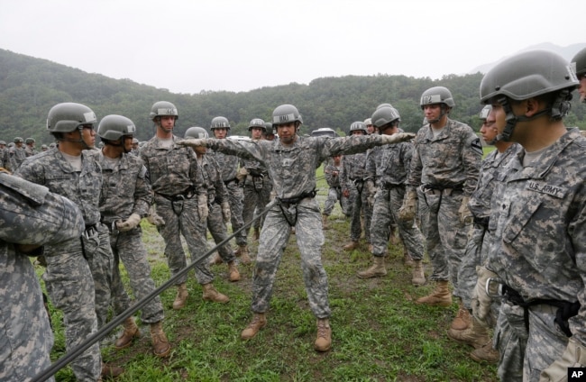 2015年7月24日驻韩美军第2步兵师的军人参加训练。