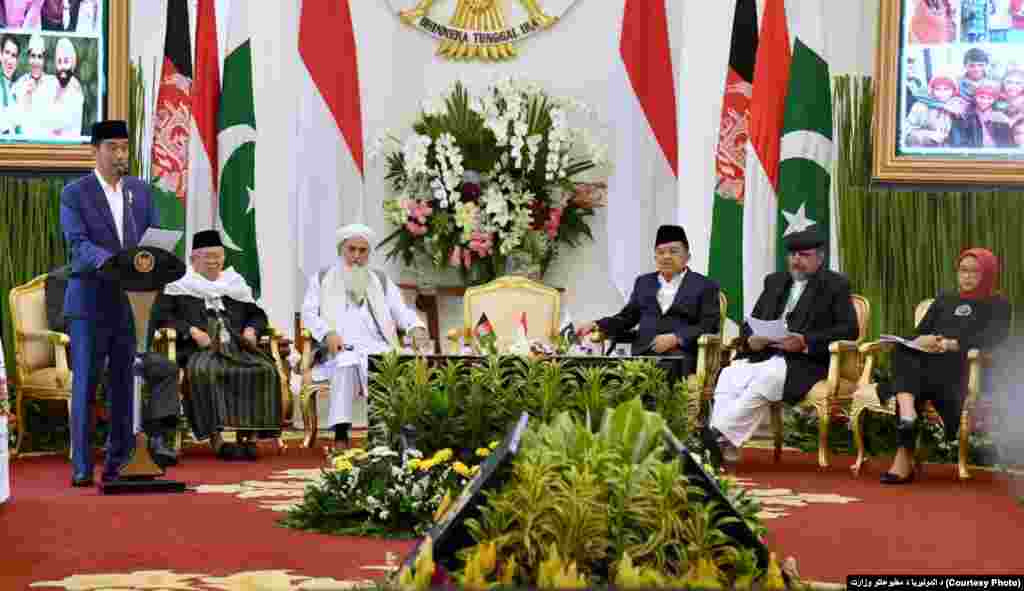 جوکو ویدودو، رئیس جمهور اندونیزیا در حال سخنرانی در نشست علمای دینی سه کشور اسلامی افغانستان، پاکستان و اندونیزیا