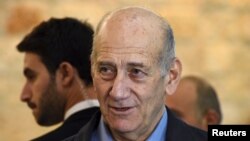 L'ancien premier ministre israelien Ehud Olmert parle au media apres avoir comparu devant la court supreme a Jerusalem 29 Decembre 2015. REUTERS/Debbie Hill/Pool - RTX20DR0