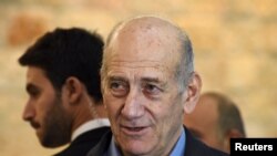 Mantan PM Israel Ehud Olmert memberi keterangan kepada media setelah mengikuti sidang di Mahkamah Agung di Jerusalem (29/12).